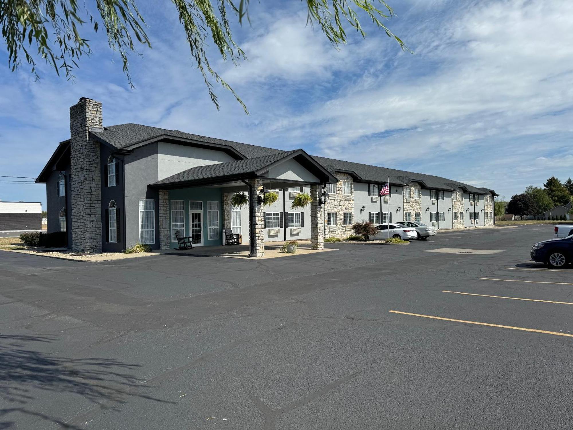 The Woodridge Inn Connersville Exterior photo