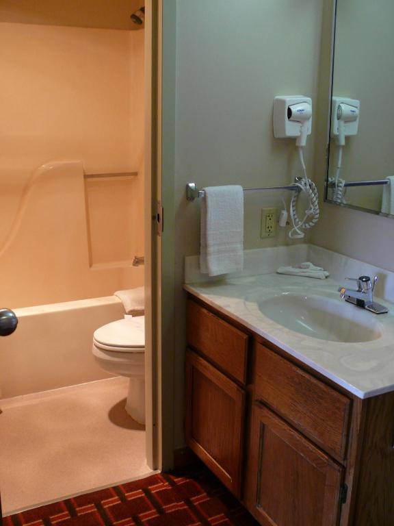 The Woodridge Inn Connersville Room photo