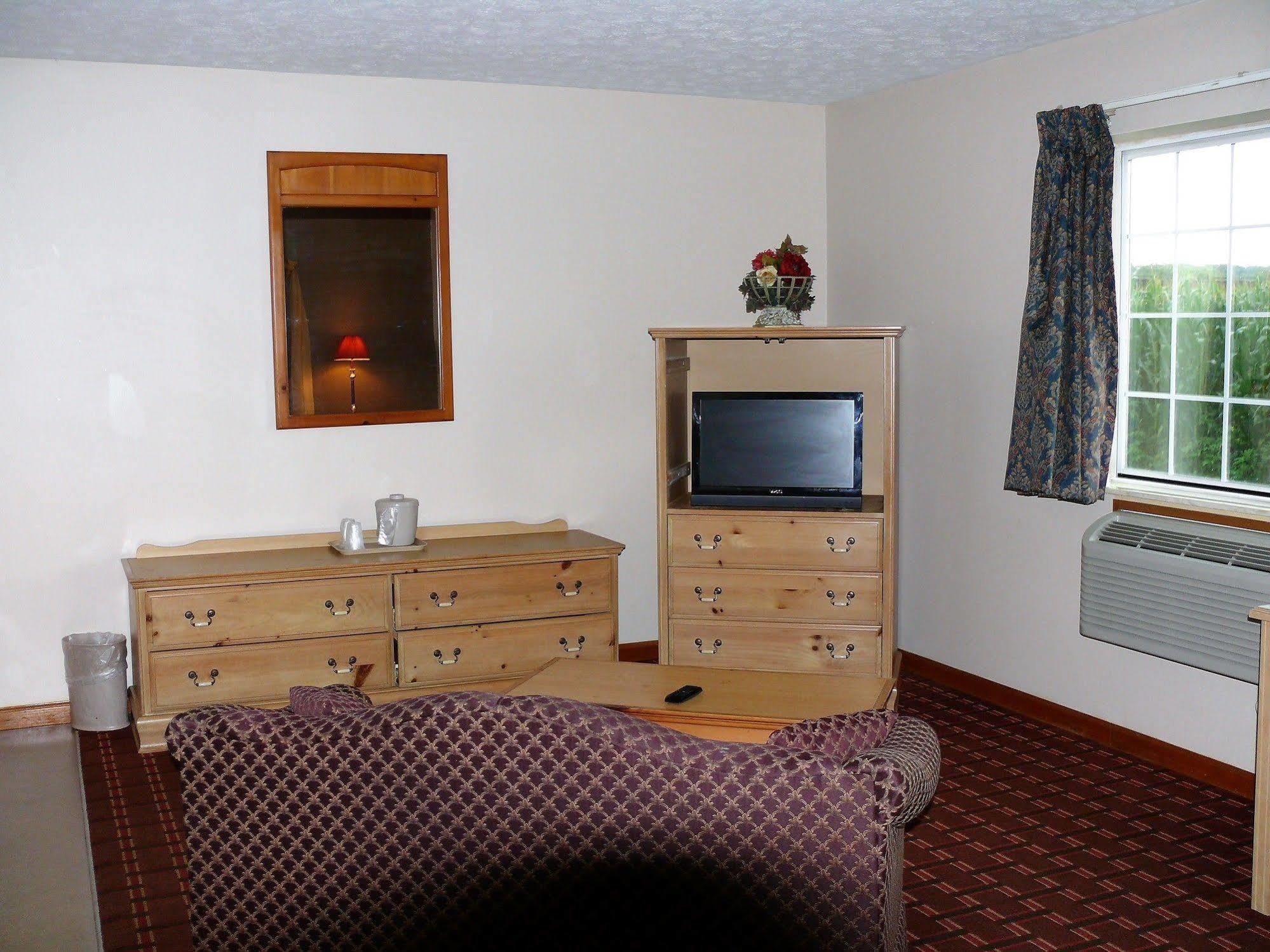 The Woodridge Inn Connersville Exterior photo