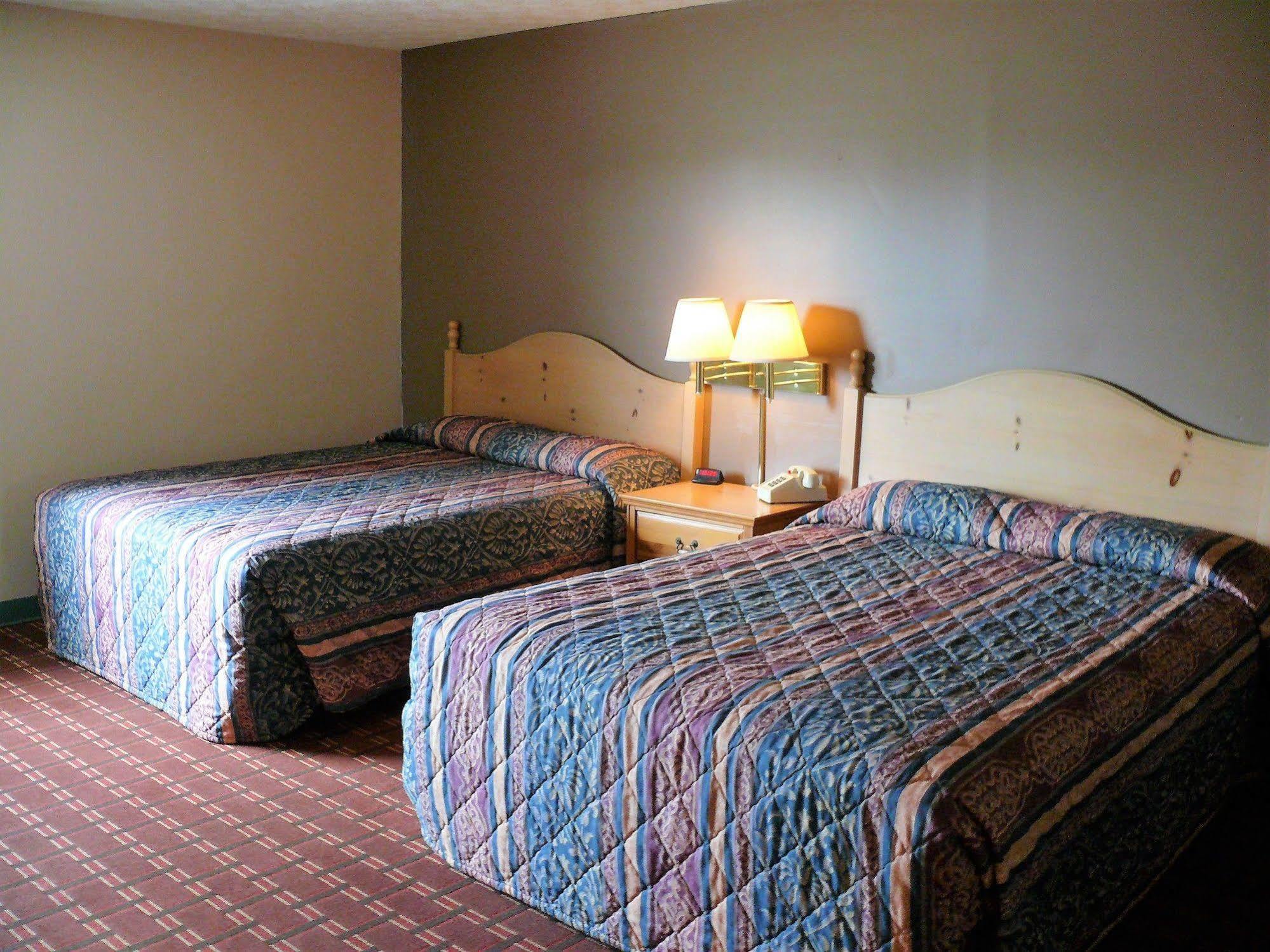 The Woodridge Inn Connersville Exterior photo