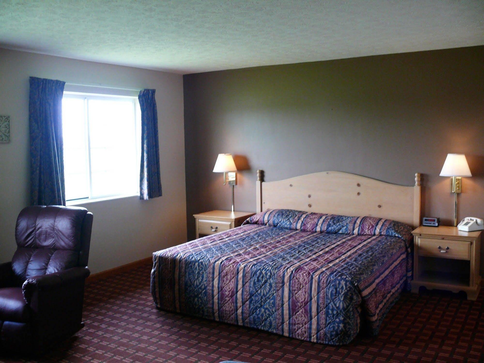 The Woodridge Inn Connersville Exterior photo