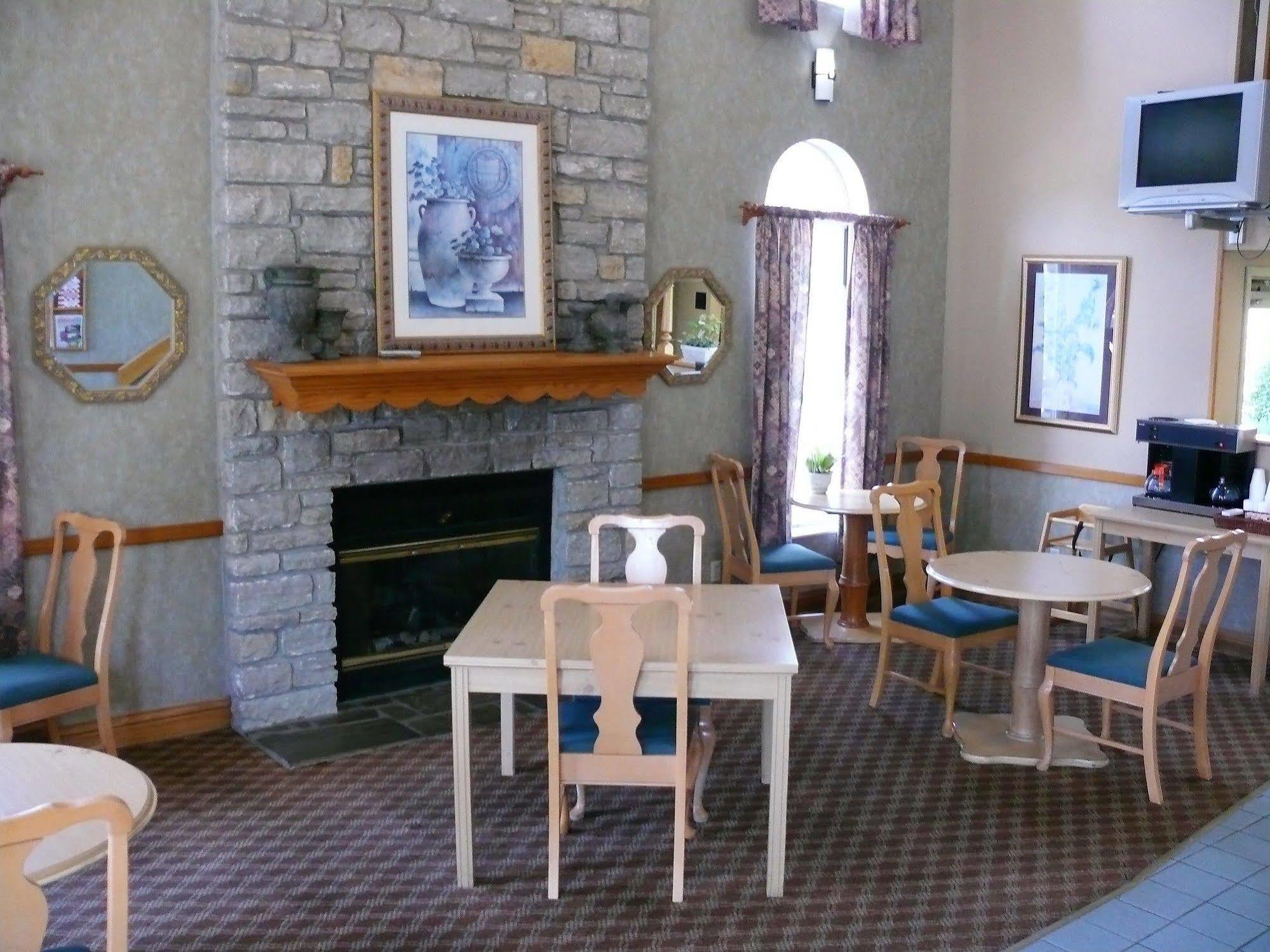 The Woodridge Inn Connersville Exterior photo